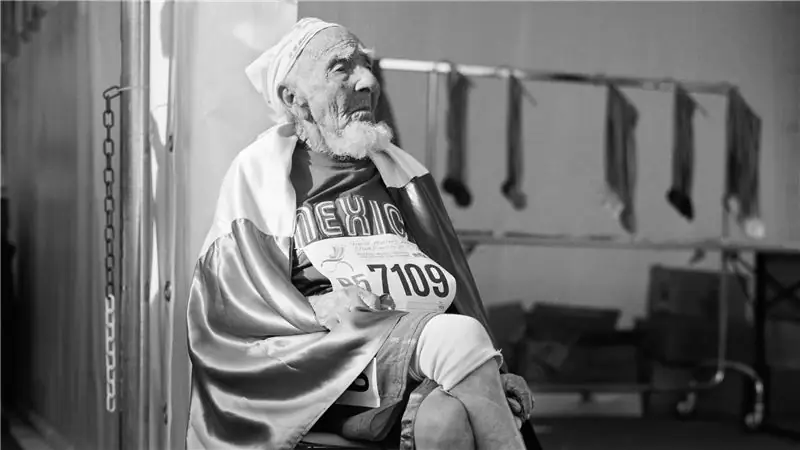 Старший спортсмен Мануэль Гонсалес Муньос, 95 лет, из Веракруса, Мексика, после финиша вторым в возрастной группе M95 + в финальных соревнованиях на 100 метров во время чемпионата мира среди мастеров 2007 года в Риччоне, Италия