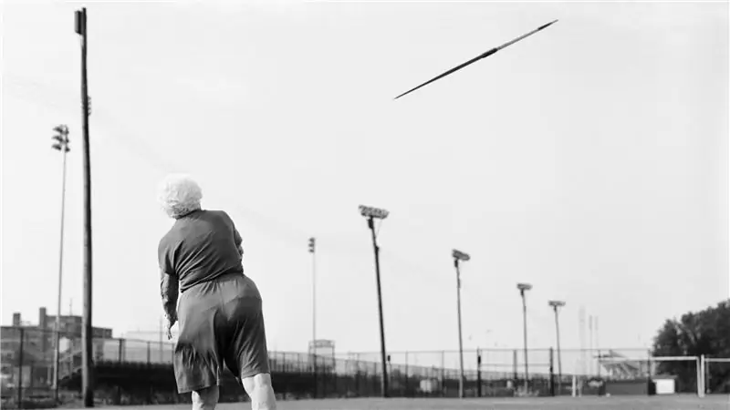 87-летняя спортсменка Хелен Бошам из Мемфиса, штат Теннесси, участвует в метании копья среди женщин 85-89 во время Национальных игр для взрослых 2007 года в Луисвилле, штат Кентукки