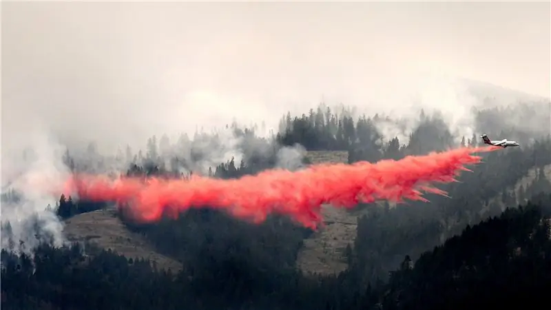 Лесные пожары в Монтане бушуют, и их еле сдерживают