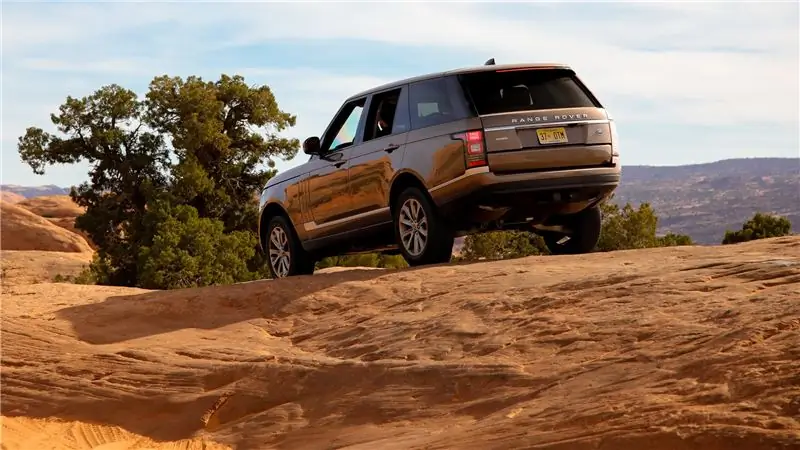 Люди, купившие первый Range Rover еще в 70-х годах, не смотрели бы на эту вещь как на полного пришельца. Он большой, удобный, роскошный и симпатичный, но с лучшими из них все равно испачкается