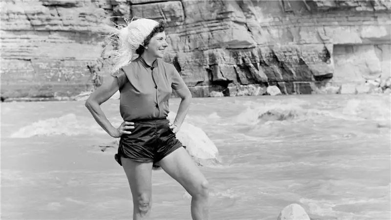 Королева рафтинга по Гранд-Каньону, возбуждающая равнодушие