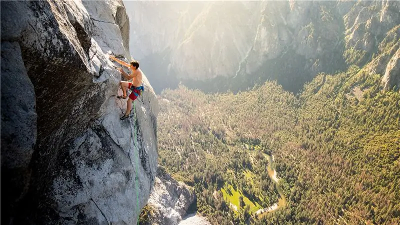 Хоннольд и Колдуэлл отдыхают два часа на носу Эль Капа