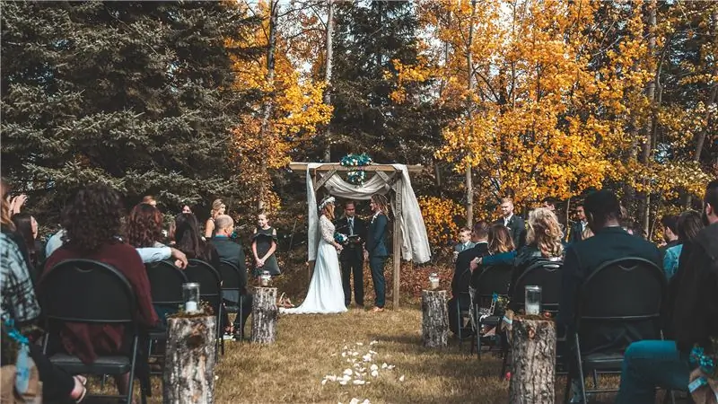 Как спланировать свадьбу на открытом воздухе (и не ненавидеть всех)