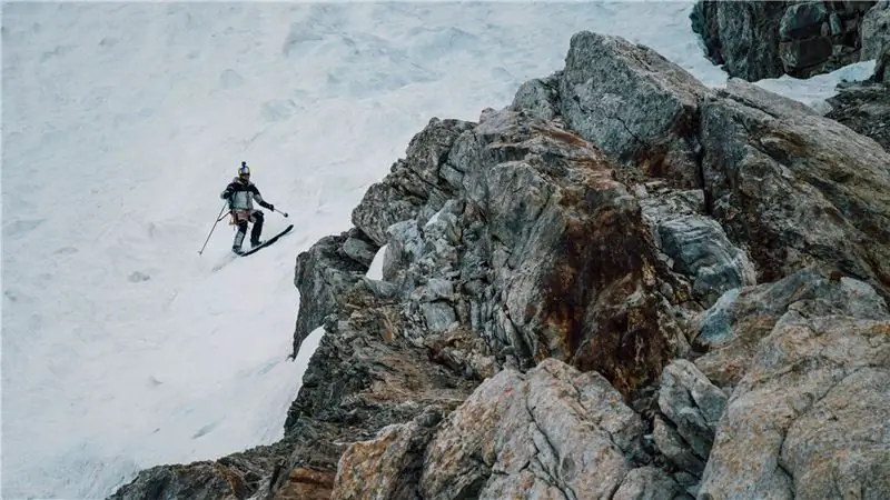 Посмотрите, как Анджей Баргель совершает первый лыжный спуск с K2