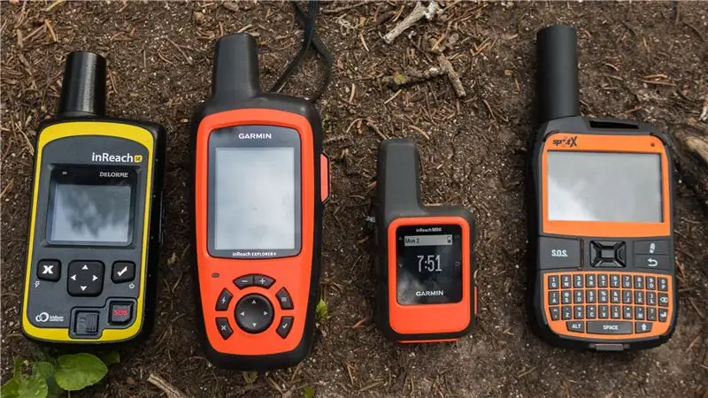 Spot X (крайний справа) напрямую конкурирует с устройствами Garmin InReach, такими как SE, Explorer + и Mini (слева направо)