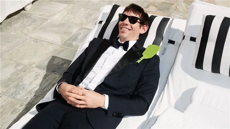 Алекс Хоннольд на церемонии вручения премии "Оскар" в смокинге North Face