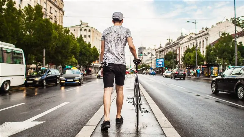 Противостоять водителю с велосипеда никогда не стоит