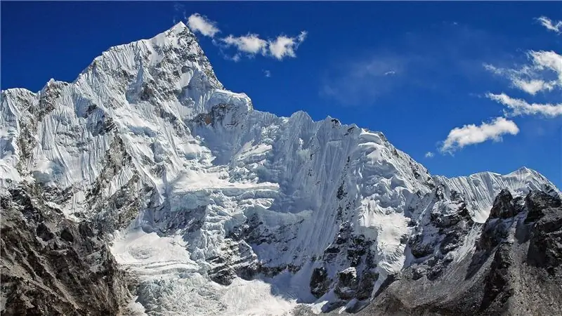 Пионеры французских альпинистов открывают новый опасный маршрут на Нупцзе