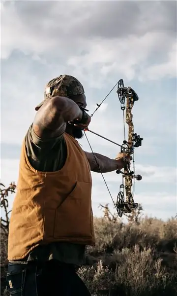 Футболисты сражаются в эпической игре на открытом воздухе