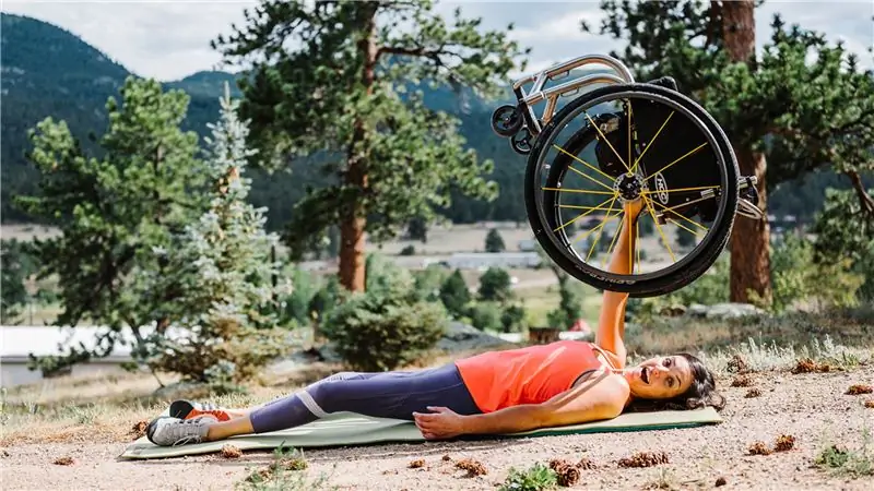 Куинн Бретт делится своей программой адаптивной йоги