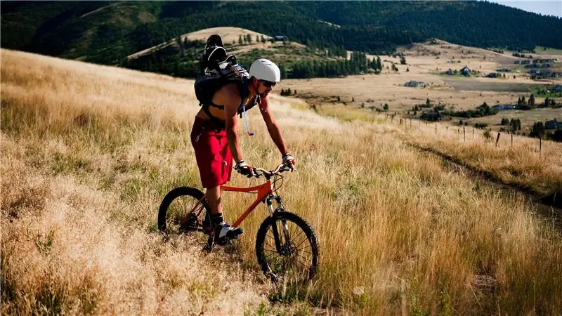 В защиту парня без рубашки на велосипеде