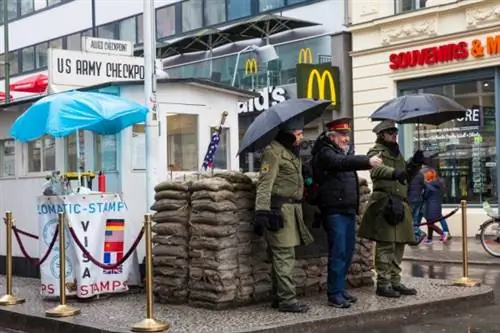 Исполнителям запретили посещать берлинский контрольно-пропускной пункт «Чарли»