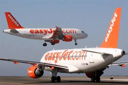 Кейт Мосс сопровождают с рейса EasyJet