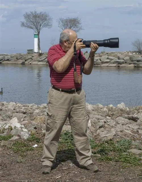 рука держит 1