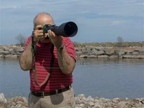 рука держит 2