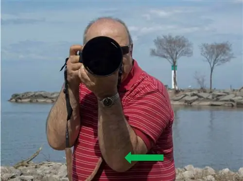 рука держит 4