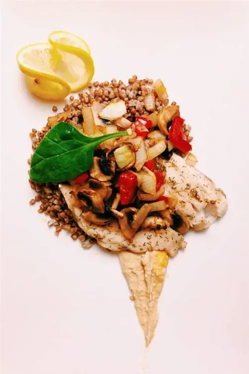 Черненая форель с хумусом и овощами