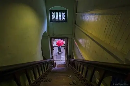 11. Чжо-Кьяу-Винн_Red-Umbrella_Янгон-Мьянма