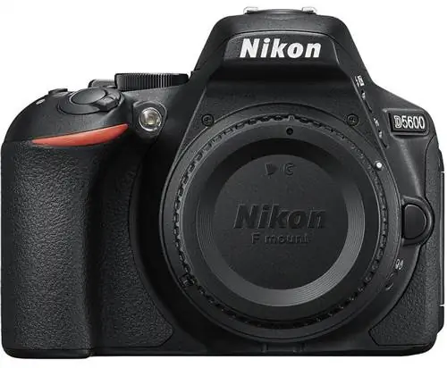 Nikon D5600, вид спереди