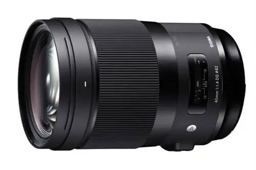 Sigma 40mm f1.4 Art - полная противоположность блинному фиксу. Весит он целых 1200 грамм.