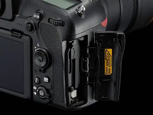 Слоты для карт памяти Nikon D850