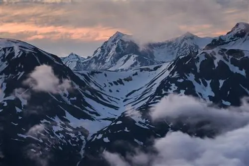 Интенсивная гора с жесткой текстурой