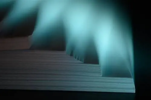 Зубчатая текстура на листах бумаги