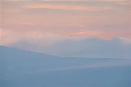 Минималистичная гора с гладкой текстурой