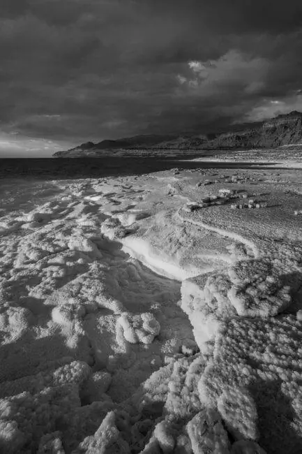 Пейзаж Мертвого моря, фото черно-белой версии