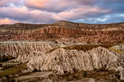 Каппадокия на закате. Хороший кандидат с большим количеством цветов и контрастности, который очень легко редактировать в Lightroom.
