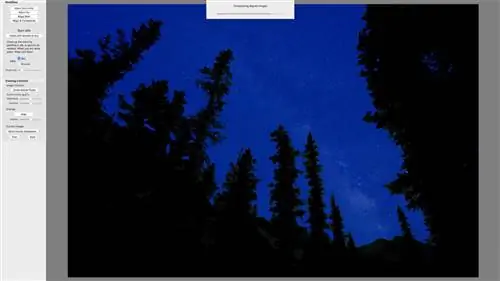 На этом скриншоте вы можете видеть, что Starry Landscape Stacker не полностью замаскировал одну сложную область деревьев. Вам придется вручную исправлять подобные проблемы с маскировкой.