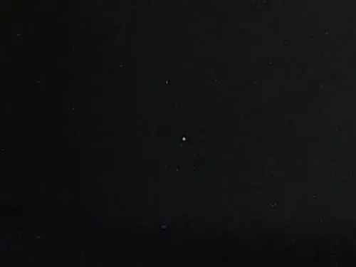 На этой фотографии видно несколько горячих пикселей, в том числе очень яркий в центре.