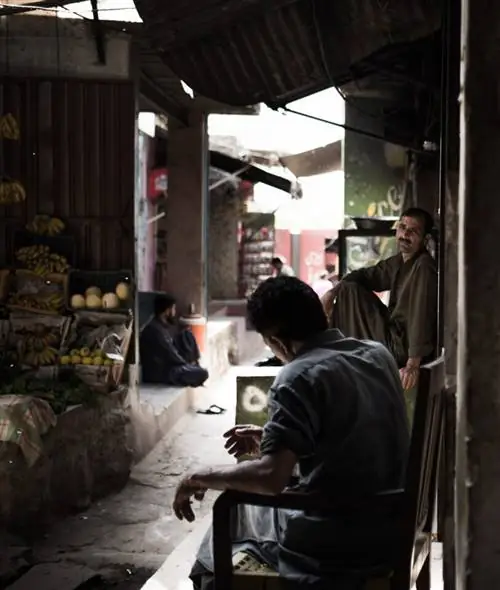 Нет ничего лучше жарких политических дискуссий, чтобы скоротать долгие дни в магазине.