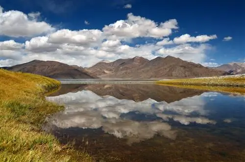 Отражение в озере с интересным передним планом - как фотографировать отражение