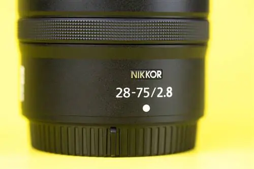 Заводская табличка Nikon Z 28-75mm f2.8 крупным планом