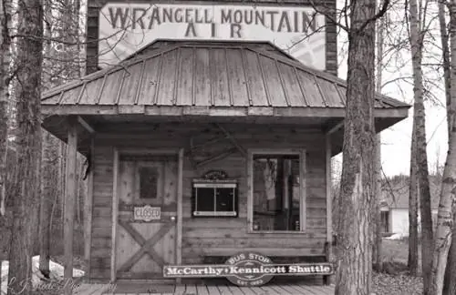 Сядьте на трансфер от Маккарти до шахт Кеннекотта, отправьтесь в поход или, как я предпочитаю, на горном велосипеде.