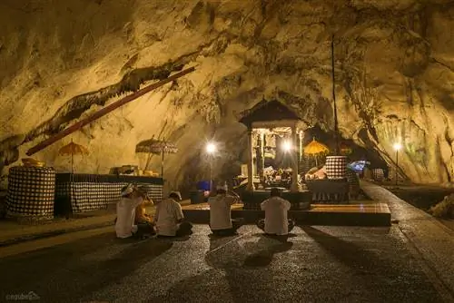 Пещера Гири Путри