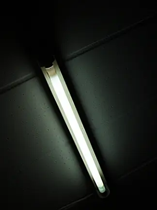 Состоит из герметичной трубки, покрытой изнутри люминофорным порошком и заполненной (обычно) аргоном и крошечной частью ртути, способ, которым люминесцентные лампы создают свет, чрезвычайно увлекателен.