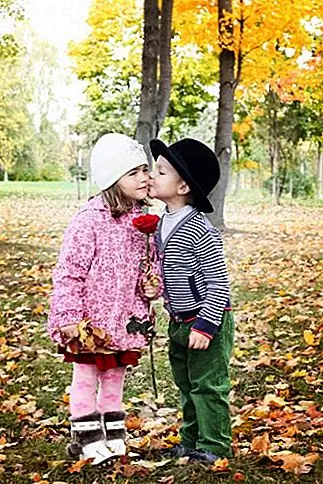 Создание. Целовался. Canoodling. Поцелуи. Активность, которая балансирует на краю грубости, если смотреть объективно, но тот, который нравится большинству на практике. Но почему мы целуемся? Что заставляет нас прижимать наши губы к губам другого человека? Или нажмите на конверт еще дальше и сделайте микробный язык танго?