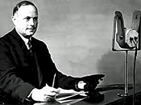 Ужин-куртка, нацисты, «британский» акцент и что все это нужно делать с новостями BBC