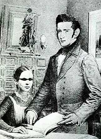 Женщина, потерявшая способность пахнуть, вкусить, видеть и слышать, как ребенок, была первой глухой слепой личностью, которая была полностью образована