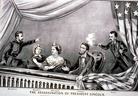 Авраам Линкольн основал секретную службу в тот день, когда он был снят Джоном Уилксом Бутом