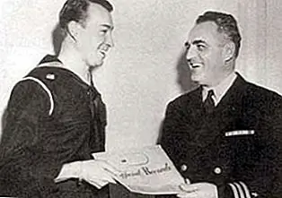 У Адольфа Гитлера был британский племянник, который присоединился к военно-морскому флоту США во время Второй мировой войны