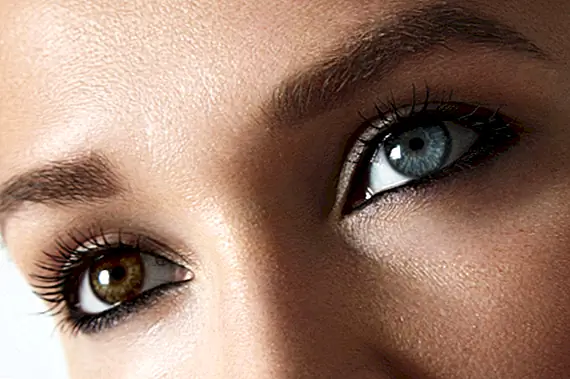 Синие и зеленые пигменты не существуют в человеческой радужке, так как у некоторых людей есть голубые и зеленые глаза?