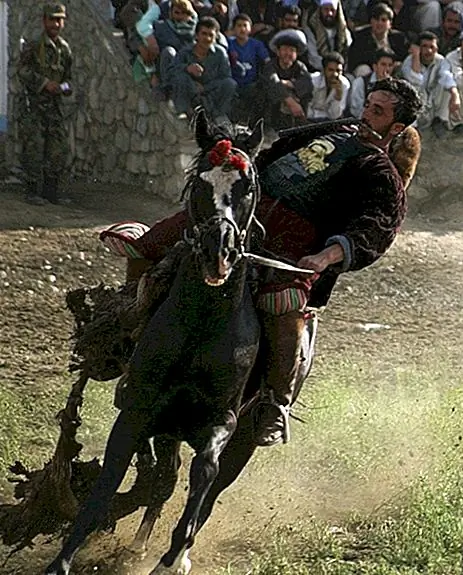 Buzkashi (Goat Grabbing): Национальный спорт Афганистана играл с безголовым тушью животных