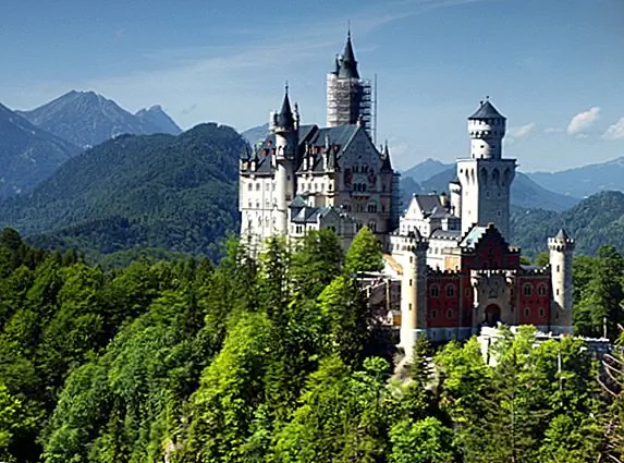 Замок Золушки был спроектирован после замка Нойшванштайн в Баварии