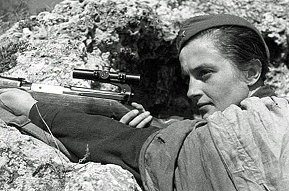 Во время Великой Отечественной войны Людмила Павличенко вытащила подтвержденных 309 солдат оси, в том числе 36 немецких снайперов