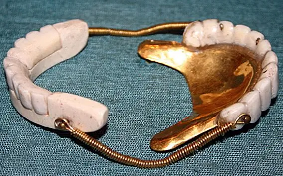 У Джорджа Вашингтона не было деревянных зубов