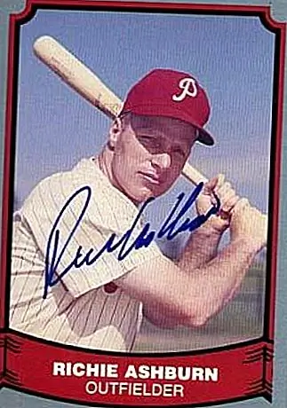 Зал Славы Ричи Эшберн однажды ударил зрителя с фол-шарами дважды в то же самое в Бат, второй раз, когда ее переносили на носилках