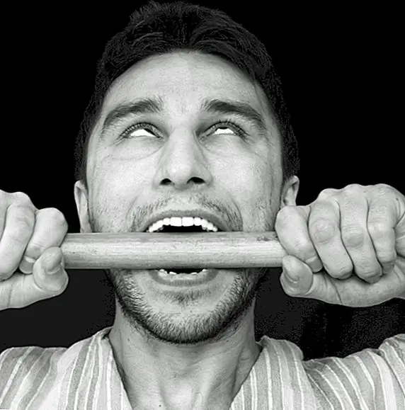 Голливудские медицинские мифы Часть 3: вы должны положить блок укуса в устье кого-то, имеющего захват